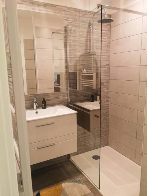 Appartement Proche Mer Avec Terrasse Et Jardin Privatif Hyeres Luaran gambar